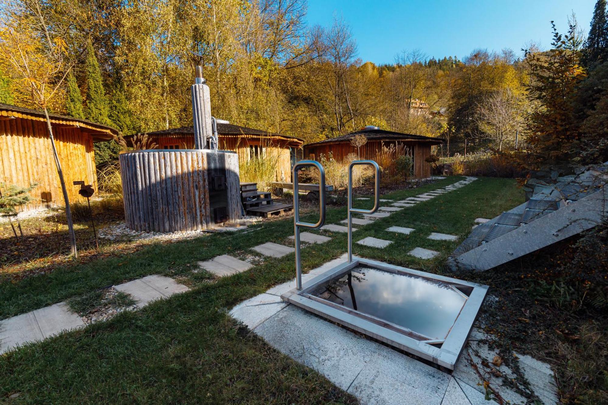 Glamp V Hluboke - Yurts And Wooden Houses Vsetín 외부 사진